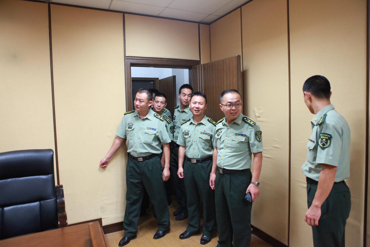 8月21日,舟山警备区官兵到定海区院学习交流